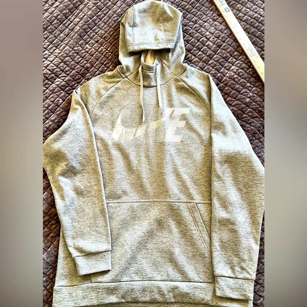 Nike Therma Men's Gray Heather Fleece Lined Pullover Hoodie in size Large